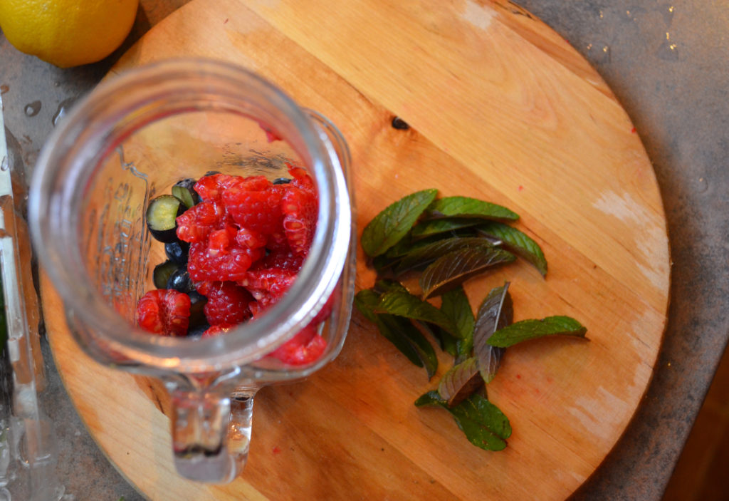 letní drinky lesní ovoce borůvky a maliny